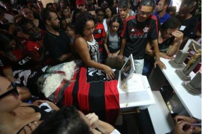 Funeral do jovem Arthur Vinicius, de 14 anos, comoveu parentes, familiares e torcedores. Ele foi uma das 10 vítimas fatais do incêndio de 2019 - (crédito: Fabio Motta/Estadao Conteudo) Funeral do jovem Arthur Vinicius, de 14 anos, comoveu parentes, familiares e torcedores. Ele foi uma das 10 vítimas fatais do incêndio de 2019 - (crédito: Fabio Motta/Estadao Conteudo)