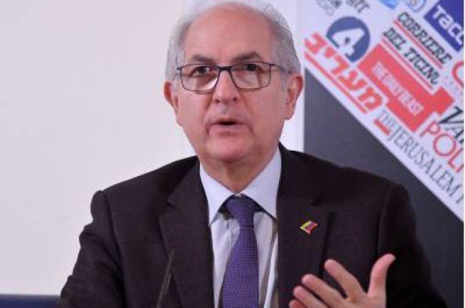 Member of an opposition delegation sent by Venezuela's self-proclaimed interim President, former mayor of Caracasfounder of the Fearless People's Alliance party, Antonio Ledezma speaks during a press conference on February 12, 2019 in Rome. The delegation, who met with Italy?s Interior Ministerdeputy PM Matteo Salvini on February 11, also met at the Vatican with a top official who is Venezuelan, Monsignor Edgard Pena. Juan Guaido, who heads Venezuela's opposition-controlled National Assembly, last month declared himself interim president, sparking a standoff with President Nicolas Maduro. / AFP / Tiziana FABI