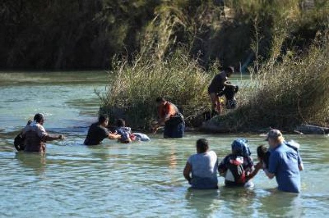 Migrantes da América Central tentam atravessar o Río Bravo e entrar nos EUA, a partir do México, em 2019: Trump quer fortalecer fronteira -  (crédito: Julio Cesar Aguilar/AFP)