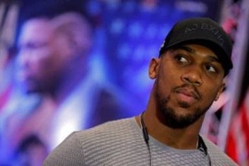 British boxer Anthony Joshua speaks during a press conference in London on February 25, 2019, ahead of his forthcoming IBF, WBA and WBO heavyweight title boxing match against US boxer Jarrell Miller Joshua will fight in the United States for the first time when he defends his IBF, WBA and WBO heavyweight titles against Jarrell Miller at Madison Square Garden on June 1. / AFP / Adrian DENNIS - (crédito: AFP/ADRIAN DENNIS) British boxer Anthony Joshua speaks during a press conference in London on February 25, 2019, ahead of his forthcoming IBF, WBA and WBO heavyweight title boxing match against US boxer Jarrell Miller Joshua will fight in the United States for the first time when he defends his IBF, WBA and WBO heavyweight titles against Jarrell Miller at Madison Square Garden on June 1. / AFP / Adrian DENNIS - (crédito: AFP/ADRIAN DENNIS)