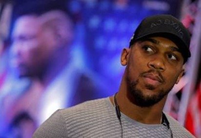 British boxer Anthony Joshua speaks during a press conference in London on February 25, 2019, ahead of his forthcoming IBF, WBA and WBO heavyweight title boxing match against US boxer Jarrell Miller Joshua will fight in the United States for the first time when he defends his IBF, WBA and WBO heavyweight titles against Jarrell Miller at Madison Square Garden on June 1. / AFP / Adrian DENNIS -  (crédito: AFP/ADRIAN DENNIS) -British boxer Anthony Joshua speaks during a press conference in London on February 25, 2019, ahead of his forthcoming IBF, WBA and WBO heavyweight title boxing match against US boxer Jarrell Miller Joshua will fight in the United States for the first time when he defends his IBF, WBA and WBO heavyweight titles against Jarrell Miller at Madison Square Garden on June 1. / AFP / Adrian DENNIS -  (crédito: AFP/ADRIAN DENNIS)