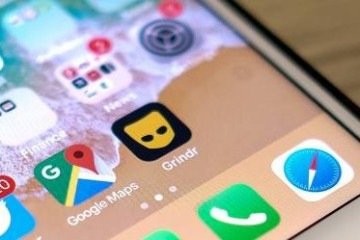 This picture taken on March 27, 2019 shows the Grindr app on a phone in Los Angeles. A Chinese firm has been ordered by American national security officials to sell popular gay dating app Grindr, The Wall Street Journal reported on March 27. / AFP / Chris DELMAS -  (crédito: CHRIS DELMAS)