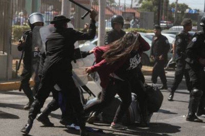 Polícia Nacional reprime protesto da oposição, em foto de arquivo: especialistas veem escalada autoritária com reformas - (crédito: Maynor Valenzuela/AFP) Polícia Nacional reprime protesto da oposição, em foto de arquivo: especialistas veem escalada autoritária com reformas - (crédito: Maynor Valenzuela/AFP)