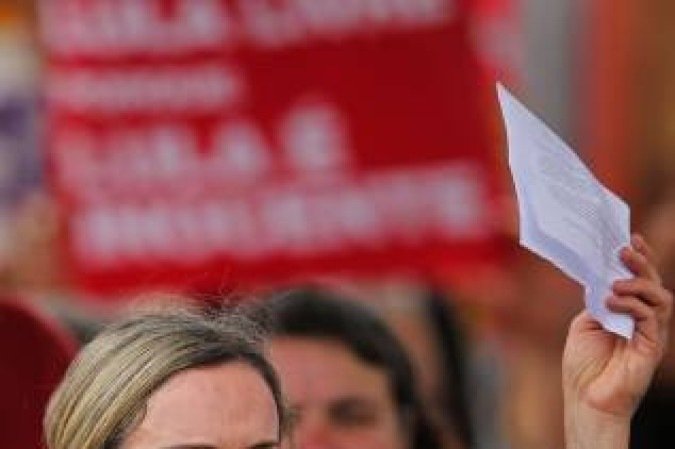 Brazilian Deputy for Parana state and president of the Workers' Party Gleisi Hoffmann  speaks to supporters of former President Luiz Inacio Lula da Silva during a demo marking one year after his arrest in Curitiba, Brazil on April 07, 2019.  Lula da Silva is serving a 12-year imprisonment sentence on corruption charges. / AFP / Heuler Andrey