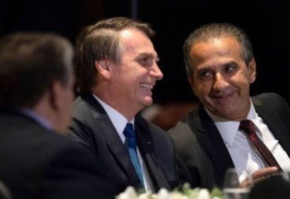 Brazilian President Jair Bolsonaro and Brazilian Congressman and Bishop Silas Malafaia (R) attend a meeting with evangelical leaders at the Hilton Barra Hotel, in Barra da Tijuca neighborhood, Rio de Janeiro, Brazil on April 11, 2019.  / AFP / Mauro Pimentel -  (crédito: Mauro Pimentel / Ag&ecirc;ncia France-Presse)