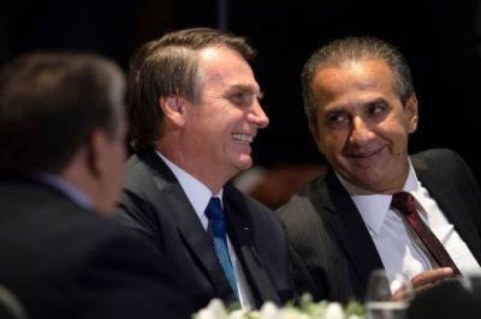 Brazilian President Jair Bolsonaro and Brazilian Congressman and Bishop Silas Malafaia (R) attend a meeting with evangelical leaders at the Hilton Barra Hotel, in Barra da Tijuca neighborhood, Rio de Janeiro, Brazil on April 11, 2019. / AFP / Mauro Pimentel - (crédito: Mauro Pimentel / Agência France-Presse) Brazilian President Jair Bolsonaro and Brazilian Congressman and Bishop Silas Malafaia (R) attend a meeting with evangelical leaders at the Hilton Barra Hotel, in Barra da Tijuca neighborhood, Rio de Janeiro, Brazil on April 11, 2019. / AFP / Mauro Pimentel - (crédito: Mauro Pimentel / Agência France-Presse)