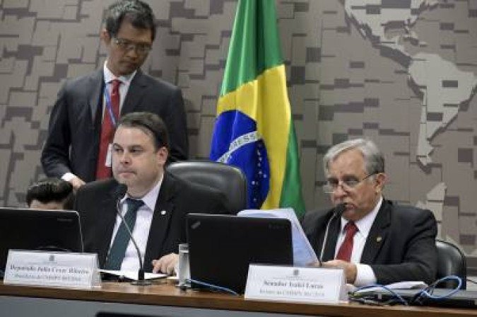 16/04/2019 Crédito: Waldemir Barreto/Agencia Senado. Comissão mista aprova MP que transfere Junta Comercial para o DF. Mesa: presidente da CMMPV 861/2018, deputado Julio Cesar Ribeiro (PRB-DF); relator da CMMPV 861/2018, senador Izalci Lucas (PSDB-DF).
