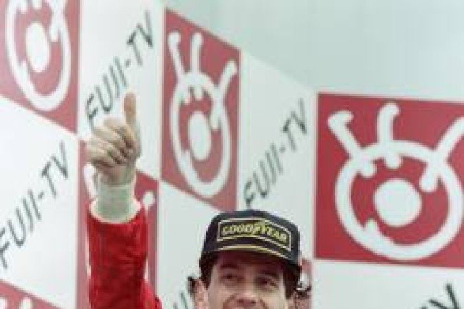 (FILES) In this file photo taken on October 24, 1993, three-time world champion Brazilian Ayrton Senna gives a thumb up from the podium after his victory at the Japanese Formula One Grand Prix in Suzuka. May 1 marks the 25th anniversary of Senna¿s dead. The F1 legend died after crashing in the seventh lap of the Italy's San Marino Grand Prix at Imola's Tamburelo curve. / AFP / Kazuhiro NOGI