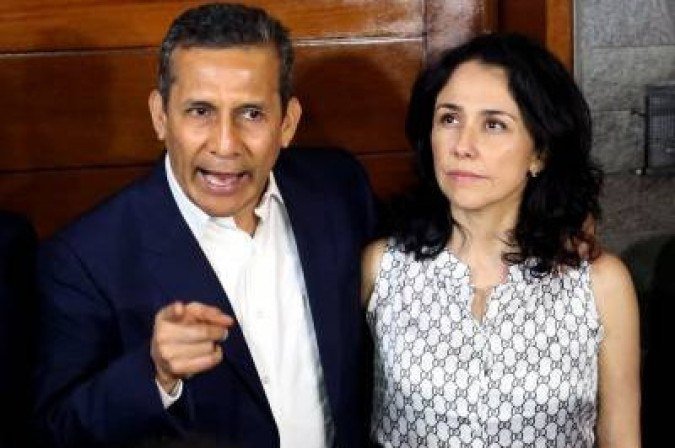 Nadine Heredia com Ollanta Humala em um registro feito em 2018 - (crédito: LUKA GONZALES/AFP) Nadine Heredia com Ollanta Humala em um registro feito em 2018 - (crédito: LUKA GONZALES/AFP)
