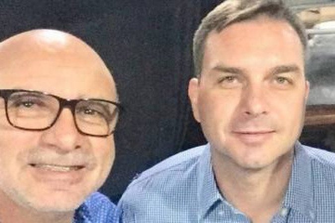Queiroz foi investigado por suspeita de participação em um esquema de desvio de verba pública no gabinete de Flávio Bolsonaro quando era deputado estadual no Rio de Janeiro - (crédito: Facebook/Reproducao) Queiroz foi investigado por suspeita de participação em um esquema de desvio de verba pública no gabinete de Flávio Bolsonaro quando era deputado estadual no Rio de Janeiro - (crédito: Facebook/Reproducao)
