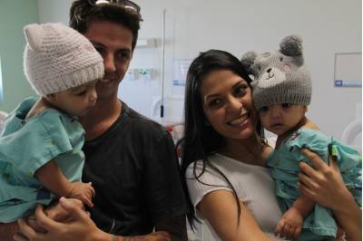 27/05/2019 - Divulgação/Hospital da Criança de Brasília - Lis, a gêmea siamesa que permanecia na UTI após a cirurgia de separação, teve alta nesta segunda-feira (27/5). Mel já havia recebido alta na última terça-feira (21/5). As meninas agora estão internadas lado a lado na enfermaria do Hospital da Criança de Brasília (HCB), até poderem ir para casa. Em um novo reencontro com a irmã, Lis ganhou o carinho de Mel e foi recebida com um beijo na porta da UTI.