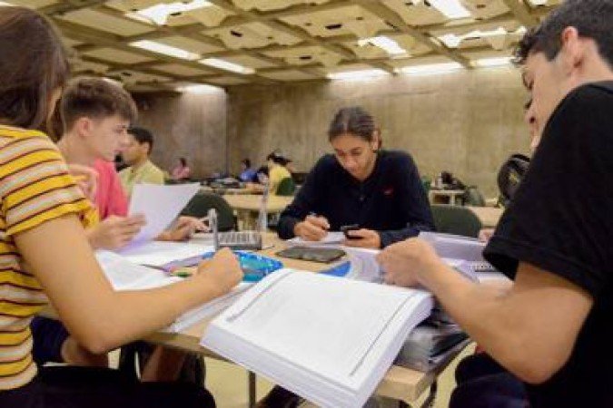 28/05/2019. Cr&eacute;dito: Clara Lobo/Esp.CB/D.A. Press. Brasil. Bras&iacute;lia - DF. Eu, Estudante. Vestibular 2019. Grupo de estudantes na Biblioteca Central da UnB (BCE).