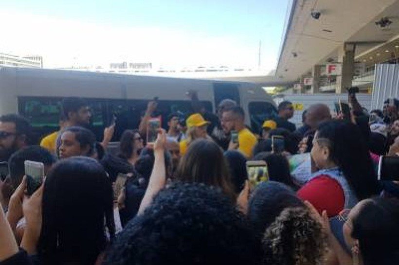 Marília Mendonça na Rodoviária do Plano Piloto divulgando o Todos os cantos. 