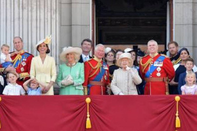 (L-R) Britain's Prince William, Duke of Cambridge holding Prince Louis, Prince George, Princess Charlotte, Britain's Catherine, Duchess of Cambridge, Britain's Camilla, Duchess of Cornwall, Vice Admiral Timothy Laurence, Britain's Prince Charles, Prince of Wales, Britain's Princess Beatrice of York, Britain's Princess Anne, Princess Royal,, Britain's Queen Elizabeth II, Britain's Princess Eugenie of York, Britain's Lady Louise Windsor, Britain's Prince Andrew, Duke of York,, Britain's Prince Harry, Duke of Sussex,, Britain's Meghan, Duchess of Sussex, James, Viscount Severn and Isla Phillips stand with other members of the Royal Family on the balcony of Buckingham Palace to watch a fly-past of aircraft by the Royal Air Force, in London on June 8, 2019. The ceremony of Trooping the Colour is believed to have first been performed during the reign of King Charles II. Since 1748, the Trooping of the Colour has marked the official birthday of the British Sovereign. Over 1400 parading soldiers, almost 300 horses and 400 musicians take part in the event. / AFP / Daniel LEAL-OLIVAS -  (crédito: DANIEL LEAL-OLIVAS)