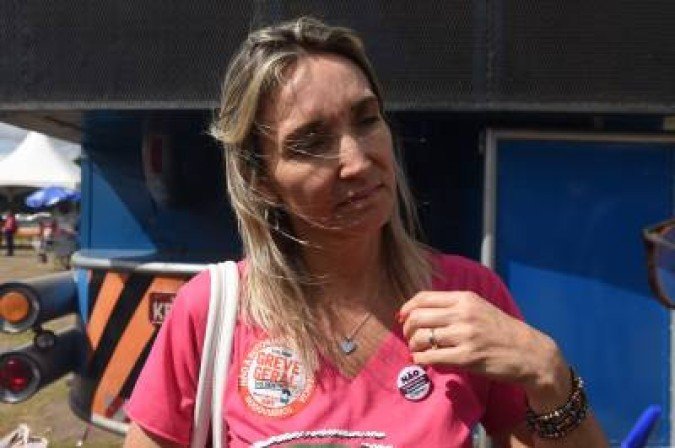 14/06/2019. Credito: Ed Alves/CB/D.A Press. Brasil. Brasilia-DF. Dia de Greve Geral. Manifestacao e assembleia dos Professores. Na praca do Buriti. Na foto Rosilene Correa.