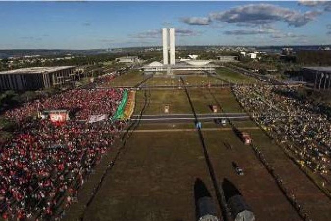 Cenas do documentário Democracia em vertigem, de Petra Costa