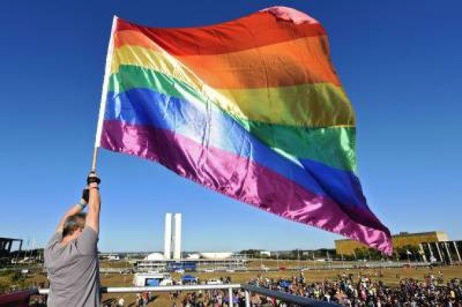 Decisão do IBGE registrará, pela primeira vez em dados oficiais do instituto, a existência de pessoas LGBTQIA+. Na foto, um homem segura a bandeira da comunidade durante a Parada do Orgulho LGBT em 2019, em Brasília - (crédito: EVARISTO SA) Decisão do IBGE registrará, pela primeira vez em dados oficiais do instituto, a existência de pessoas LGBTQIA+. Na foto, um homem segura a bandeira da comunidade durante a Parada do Orgulho LGBT em 2019, em Brasília - (crédito: EVARISTO SA)