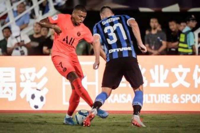 Paris St. Germain's Kylian Mbape (R) vies for the ball with Inter Milan's Milan Skriniar during their International Super Cup football match in Macau on July 27, 2019. / AFP / VIVEK PRAKASH