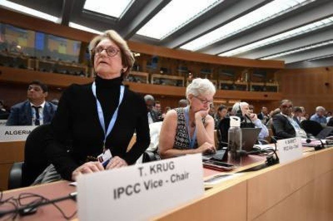 Intergovernmental on Climate Change (IPCC) vice-chairs Thelma Krug of Brazil (L) and Ko Barrett of the US attend the opening meeting of the 50th session of the United Nations body for assessing the science related to climate change, on August 2, 2019 in Geneva. / AFP / FABRICE COFFRINI - (crédito: AFP / FABRICE COFFRINI) Intergovernmental on Climate Change (IPCC) vice-chairs Thelma Krug of Brazil (L) and Ko Barrett of the US attend the opening meeting of the 50th session of the United Nations body for assessing the science related to climate change, on August 2, 2019 in Geneva. / AFP / FABRICE COFFRINI - (crédito: AFP / FABRICE COFFRINI)
