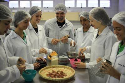 07/08/2019 Credito: Vinicius Cardoso Vieira/Esp. CB/D.A Press. Brasil. Brasilia - DF. Escolas parceiras da Unesco. O Professor Thiago de Faria promove uma serie de trabalhos dentro das propostas da UNESCO com estudantes dos cursos tecnicos de cozinha e hotelaria. Local: Instituto Federal de Brasilia. Na foto: Prof. Thiago de Faria com a turma do curso de cozinha do IFB.