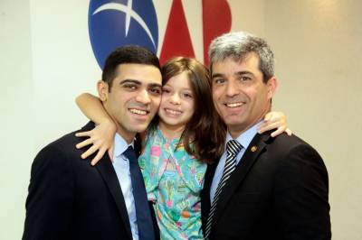 Juliano com os filhos, Gustavo, também advogado, e Manuela -  (crédito: Arquivo Pessoal)
