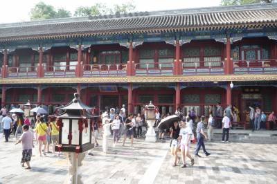 Pessoas caminham em Pequim,, na China -  (crédito: Nahima Maciel/CB/D.A Press)