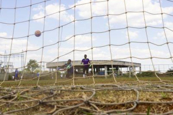 02/10/2019. Credito: Vinny C. /CB/D.A. Press. Brasil. Brasília -DF. O Prof. de futebol Marcos Vinicius da aula para alunos que sempre quiseram ser goleiros. Local: CelaCap (Guará). Na foto: Prof. Marcos Vinicius e seus alunos da escolinha para goleiros.
