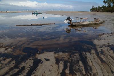 18/10/2019. Crédito: Diego Nigro/SEI. Brasil. Pernambuco. Mancha de óleo no litoral pernambucano. Praia dos Carneiros.