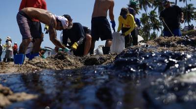 21/10/2019. Crédito: Leandro de Santana/Esp. DP. Manchas de óleo são encontradas na praia do paiva no cabo de Santo Agostinho voluntários se reúnem para retirada do óleo.