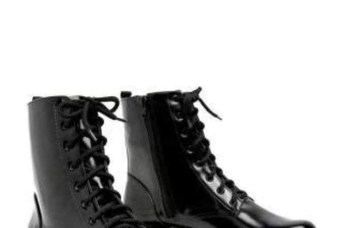 2019. Credito: Divulgaçao/ INDEX. Revista. Sapatos atemporais.Bota Coturno Tratorada Riachuelo.