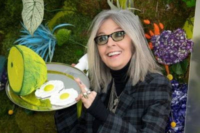 Conhecida por suas atuações inesquecíveis em filmes como O Poderoso Chefão (1972) e Noivo Neurótico, Noiva Nervosa (1977), Keaton também ficou marcada como ícone do estilo e da moda, que usava como sinônimo da expressão de sua liberdade -  (crédito: VALERIE MACON)