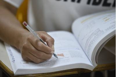 Na educação infantil, foi registrada uma queda de 1.800 matrículas; no ensino fundamental, quase 500; e no ensino médio, diferente da média nacional, foram registradas 6.951 matrículas a menos que em 2023 - (crédito: Minervino Junior/CB/D.A Press) Na educação infantil, foi registrada uma queda de 1.800 matrículas; no ensino fundamental, quase 500; e no ensino médio, diferente da média nacional, foram registradas 6.951 matrículas a menos que em 2023 - (crédito: Minervino Junior/CB/D.A Press)