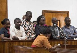 Gays enfrentam o tribunal, após serem flagrados em bar LGBTQIAP+   -  (crédito: Isaac Kasamani/AFP)