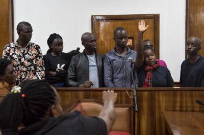 Membros da comunidade LGBTQIAP são levados ao tribunal após serem detidos em um bar apoiador da causa, em 2019: perseguição antiga - (crédito: Isaac Kasamani/AFP) Membros da comunidade LGBTQIAP são levados ao tribunal após serem detidos em um bar apoiador da causa, em 2019: perseguição antiga - (crédito: Isaac Kasamani/AFP)