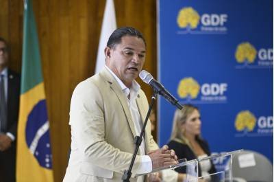 20/11/2019 Crédito: Minervino Junior/CB/D.A Press. Revista. Brasilia - DF. O governador Ibaneis Rocha durante solenidade de assinatura da proposta de reajuste salarial das forças de segurança do DF Polícia Militar e Bombeiros. Deputado Hermeto.