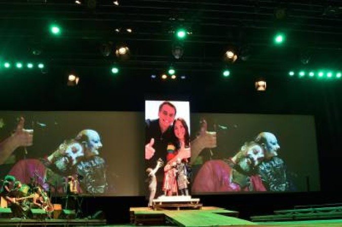 Imagens do ex-presidente Jair Bolsonaro durante a remontagem de Roda Vida, dirigida por Zé Celso, em 2019