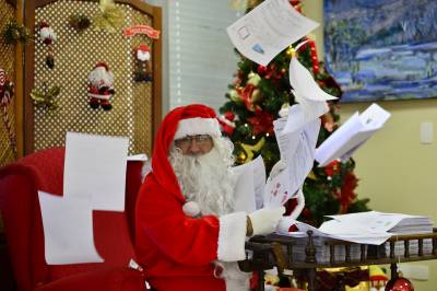 Escola de Samambaia ganha visita do Papai Noel em ação social de Natal