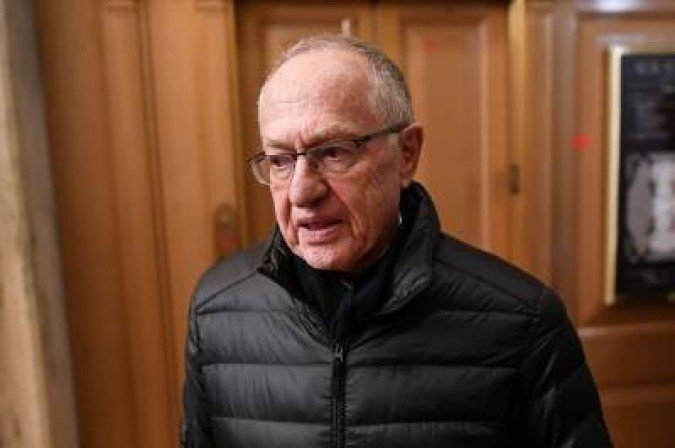 Alan Dershowitz, ex-advogado do magnata, admite culpa do ex-cliente