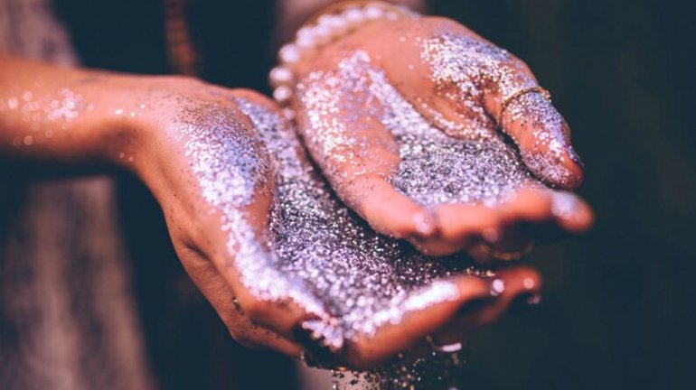 Comercialização de glitter plástico não biodegradável e insolúvel está proibida na União Europeia - (crédito: Google Images) Comercialização de glitter plástico não biodegradável e insolúvel está proibida na União Europeia - (crédito: Google Images)