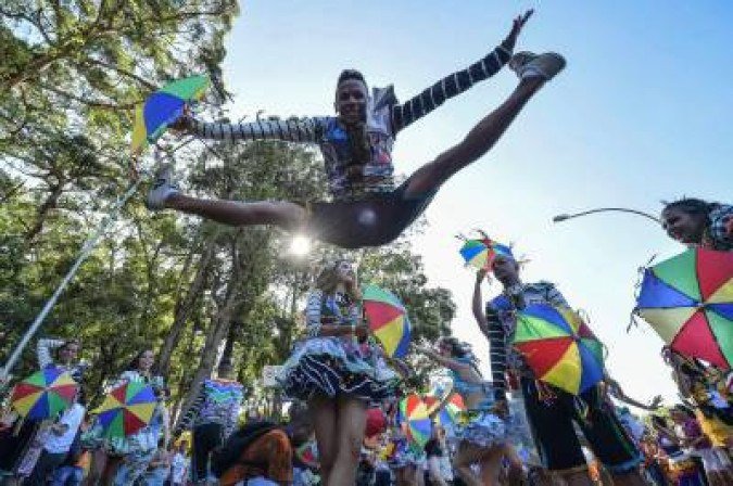 Brazilian Frevo dancers perform during the traditional Galo da Madrugada (Dawn Rooster) carnival parade along the streets of Sao Paulo, Brazil, on February 25, 2020. / AFP / NELSON ALMEIDA