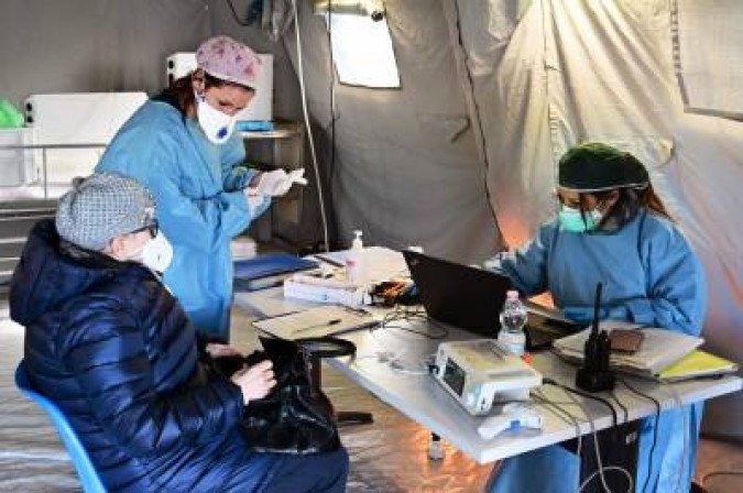 Triagem de paciente: Paxlovid deverá ser usado quando surgirem os primeiros sintomas, indicam os ensaios clínicos - (crédito: MIGUEL MEDINA) Triagem de paciente: Paxlovid deverá ser usado quando surgirem os primeiros sintomas, indicam os ensaios clínicos - (crédito: MIGUEL MEDINA)