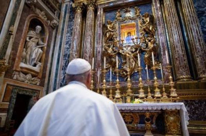 Papa reza na Basílica de Santa Maria Maggiore: Francisco reafirmou a centralidade de Maria na vida da Igreja - (crédito: -) Papa reza na Basílica de Santa Maria Maggiore: Francisco reafirmou a centralidade de Maria na vida da Igreja - (crédito: -)