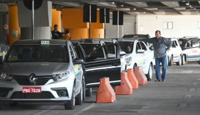17/03/2020. Crédito: Ed Alves/CB/D.A Press. Brasil. Brasília - DF. Cidades. Aeroporto Internacional de Brasilia JK,. Movimento muito fraco e passageiros usando mascara em todo o terminal,  por causa do coronavirus. Taxistas do aeroporto.