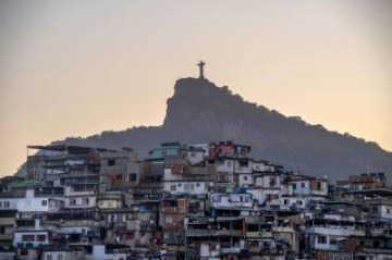 (FILES) This file picture taken on November 8, 2017 shows a view of the Christ the Redeemer statue and the Morro da Coroa (Coroa Hill) shantytown, or favela, in Rio de Janeiro, Brazil.  As the spread of the new coronavirus COVID-19 accelerates in Brazil, the poor populations crammed into the often unsanitary homes and precarious health services in the favelas, are on great alert. -  / AFP / Mauro PIMENTEL -  (crédito: MAURO PIMENTEL)