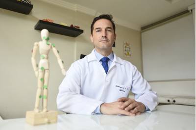 Infectologista do Hospital das Forças Armadas, Hemerson Luz defende que, quanto mais pessoas estiverem imunizadas contra a covid-19, menos espaço o vírus terá para se disseminar - (crédito: Minervino J?nior/CB/D.A Press) Infectologista do Hospital das Forças Armadas, Hemerson Luz defende que, quanto mais pessoas estiverem imunizadas contra a covid-19, menos espaço o vírus terá para se disseminar - (crédito: Minervino J?nior/CB/D.A Press)