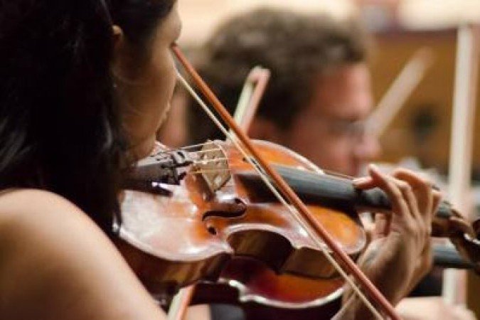 Lilian Raiol, spalla da Orquestra Sinf&ocirc;nica do Teatro Nacional Claudio Santoro, diz estar ansiosa para as apresenta&ccedil;&otilde;es do Natal Sinf&ocirc;nico