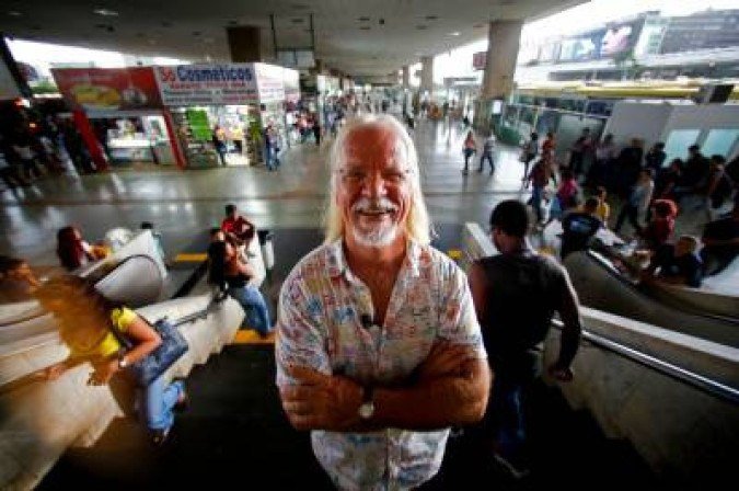 Nicolas Behr na Rodoviária: poesia no coração da cidade - (crédito: SERGIO LIMA) Nicolas Behr na Rodoviária: poesia no coração da cidade - (crédito: SERGIO LIMA)