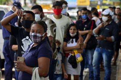 Fila em uma das agências da Caixa Econômica Federal de Taguatinga para receber o auxílio do governo -  (crédito: Marcelo Ferreira/CB/D.A Press)