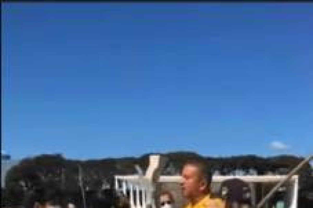 01/05/2020. Crédito: YuoTube/Reprodução. Brasil. Brasília - DF.  Homem que hostilizou e agrediu verbalmente enfermeiras que estavam em um protesto silencioso na Praça dos Três Poderes, em Brasília, na última sexta-feira (1º/5) foi identificado como Renan da Silva Sena. Ele era, até a última segunda-feira (4), funcionário terceirizado do Ministério da Mulher, Família e dos Direitos Humanos (MMFDH).