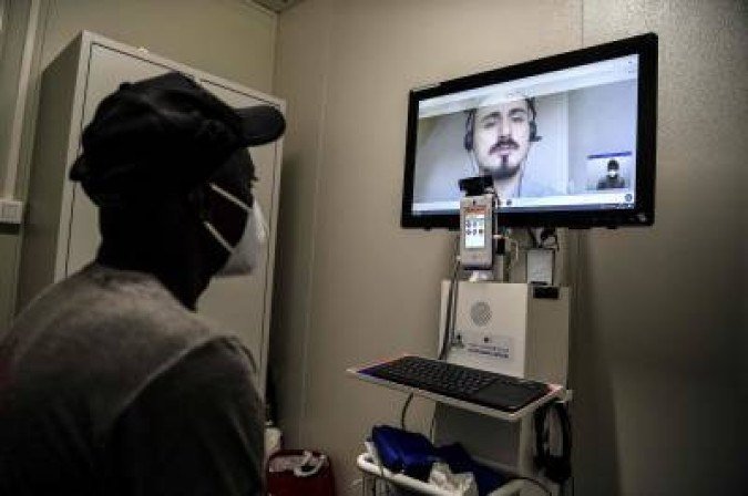Teleconsulta na França: prática pode se tornar permanente no Brasil - (crédito: CHRISTOPHE ARCHAMBAULT) Teleconsulta na França: prática pode se tornar permanente no Brasil - (crédito: CHRISTOPHE ARCHAMBAULT)